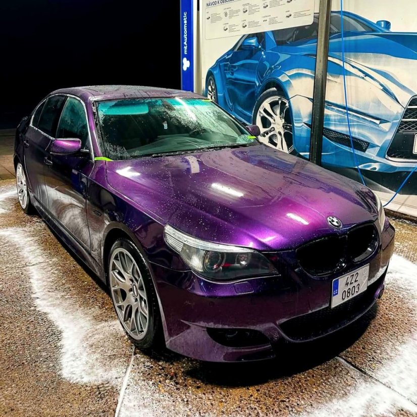 BMW v umývacom boxe vo farbe Candy Pearl Plum Purple