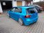 VW Golf VI nalakovaný farbou Candy Cobalt Blue, zaparkovaný pred garážou