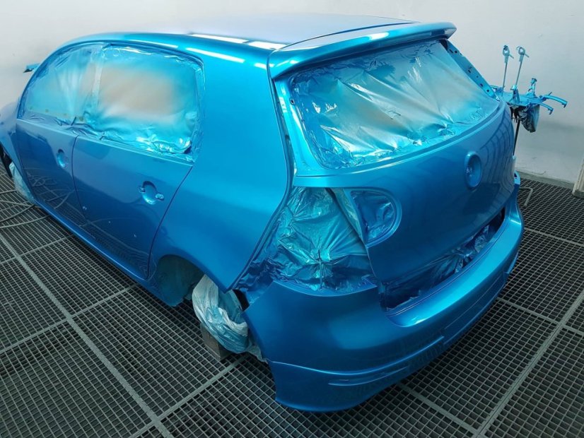 VW Golf VI v lakovacom boxe, zadný pohľad, nalakovaný farbou Candy Cobalt Blue