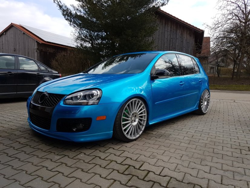 VW Golf VI nalakovaný farbou Candy Cobalt Blue, čelný pohľad, zaparkovaný vonku