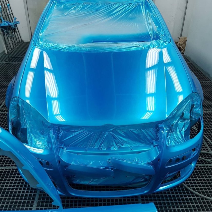 VW Golf VI v lakovacom boxe nalakovaný farbou Candy Cobalt Blue