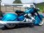 Motocykel Kawasaki s airbrushom, nalakovaný farbou Candy Cobalt Blue, bočný pohľad