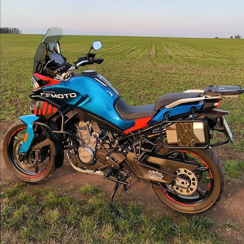 Motocykel CFMOTO od GF Moto Racing nalakovaný farbou Candy Cobalt Blue, bočný pohľad