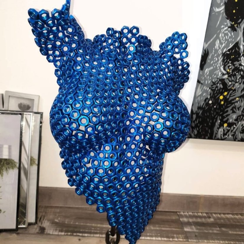 Plastika ženského tela z kovových matíc nalakovaná farbou Candy Cobalt Blue