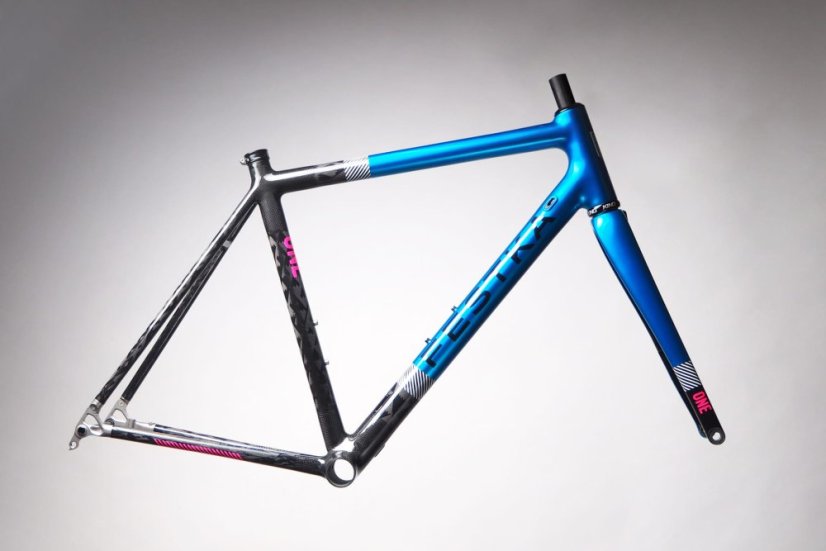 Rám cestného bicykla Festka nalakovaný farbou Candy Cobalt Blue, bočný pohľad
