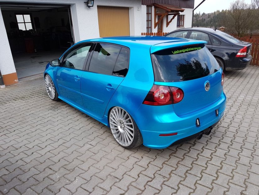 VW Golf VI nalakovaný farbou Candy Cobalt Blue, zaparkovaný pred garážou