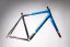 Rám cestného bicykla Festka nalakovaný farbou Candy Cobalt Blue, bočný pohľad