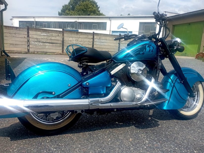 Motocykel Kawasaki s airbrushom, nalakovaný farbou Candy Cobalt Blue, bočný pohľad