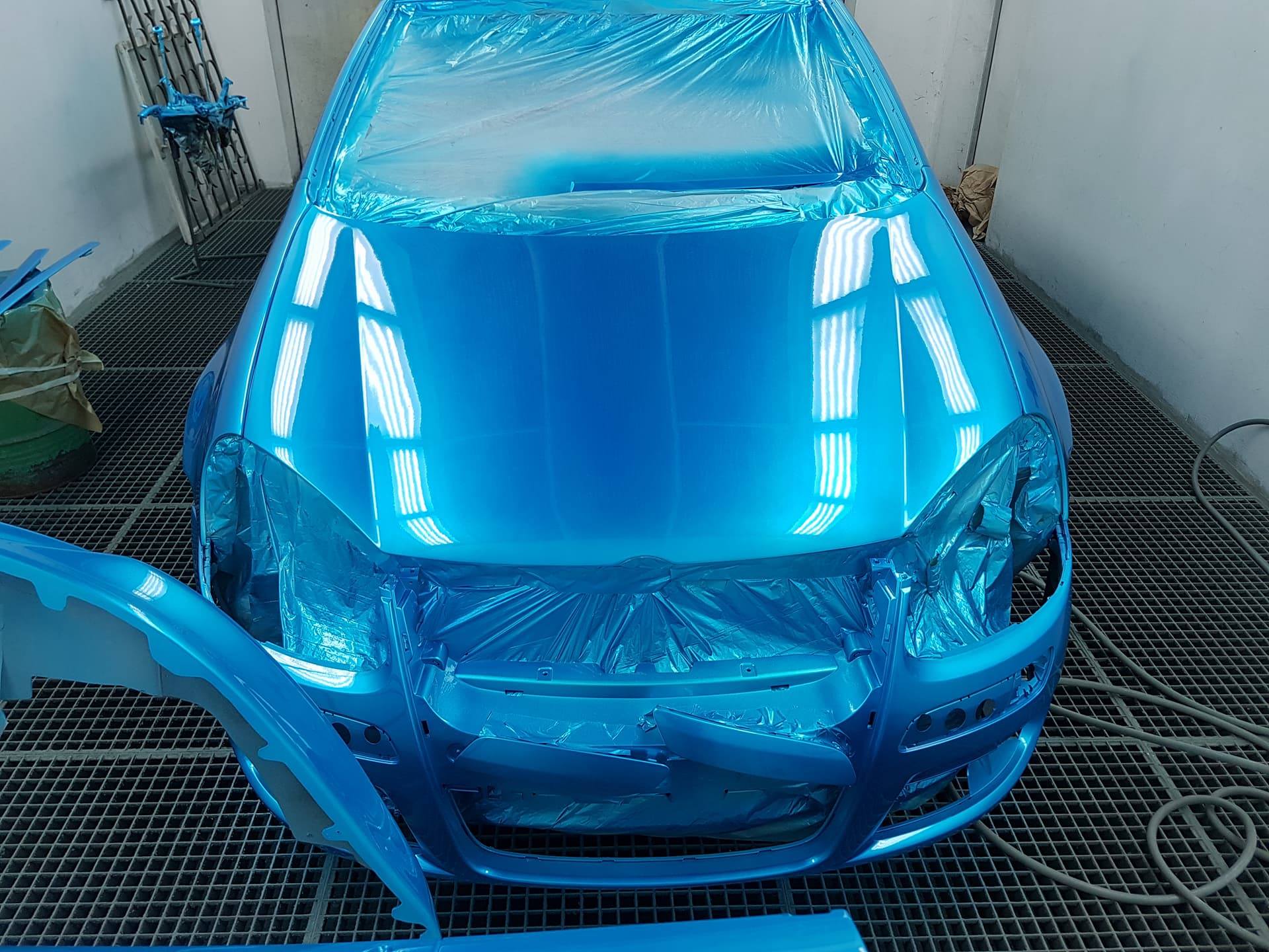 VW Golf – Candy Cobalt Blue auf silbernem Untergrund