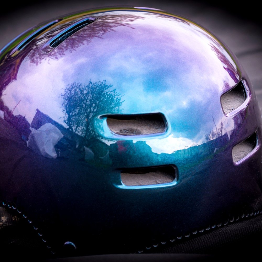 Helm mit Chamäleon Effektlack Grün-Blau-Violett